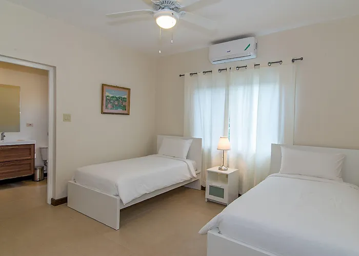 Nianna Coral Bay Deluxe Townhouse 1